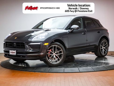 Certified 2025 Porsche Macan AWD/4WD image 1