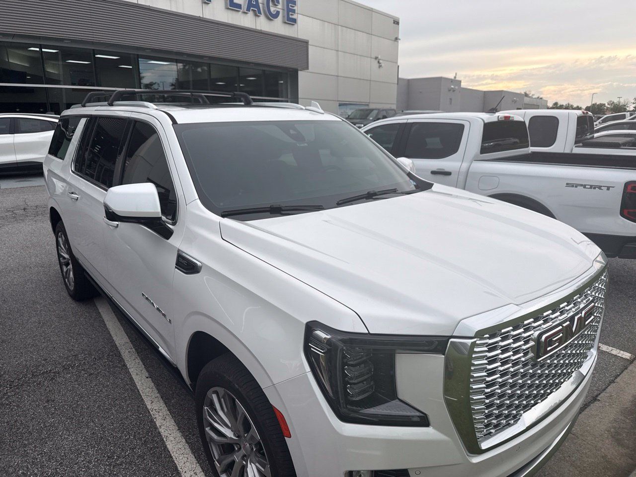 Used 2022 GMC Yukon XL Denali w/ Denali Premium Package AWD/4WD image 4