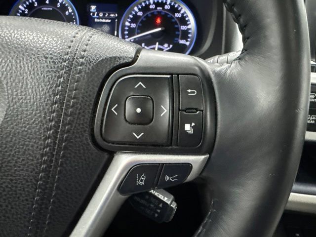Used 2018 Toyota Highlander XLE AWD/4WD image 13