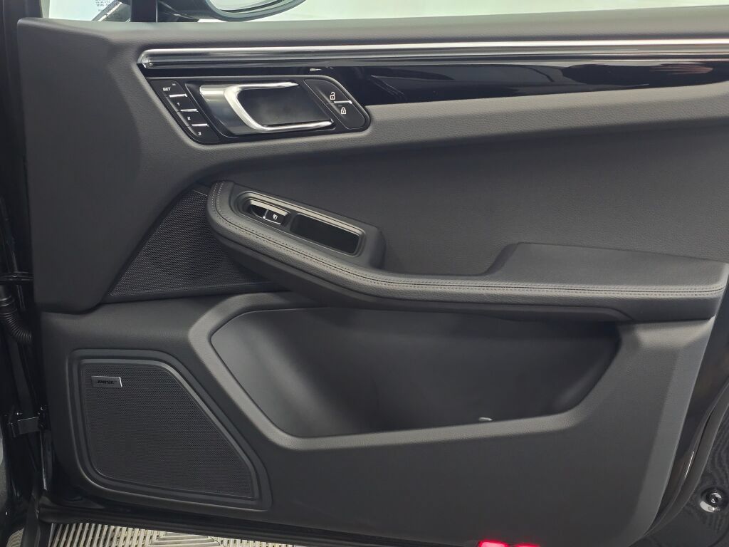 Certified 2025 Porsche Macan AWD/4WD image 26