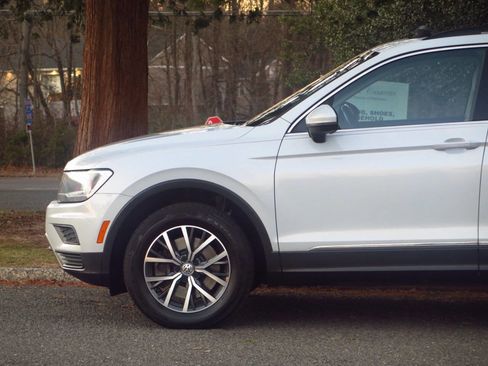 Used 2018 Volkswagen Tiguan SE w/ Panoramic Sunroof Package image 17