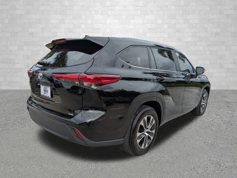 Used 2023 Toyota Highlander XLE image 4