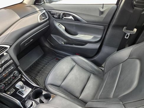 Used 2018 INFINITI QX30 Premium w/ Navigation Package AWD/4WD image 18