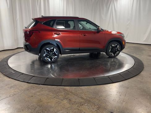 Certified 2025 Kia Seltos SX w/ SX Sunroof Package image 2