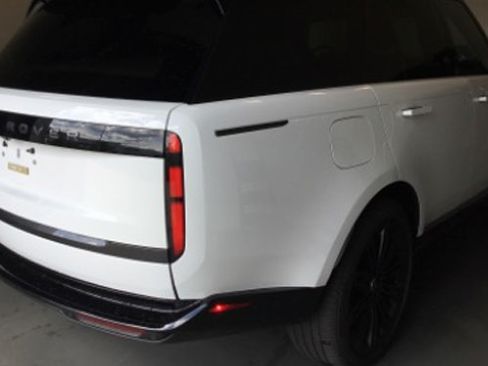 Used 2025 Land Rover Range Rover SE AWD/4WD image 4