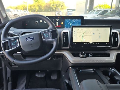 Used 2025 Ford Expedition Active AWD/4WD image 15