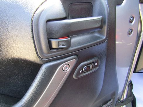 Used 2016 Jeep Wrangler Sport image 9