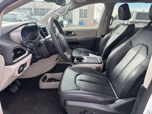 Used 2024 Chrysler Pacifica Touring-L image 16