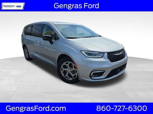 Used 2024 Chrysler Pacifica Limited image 1