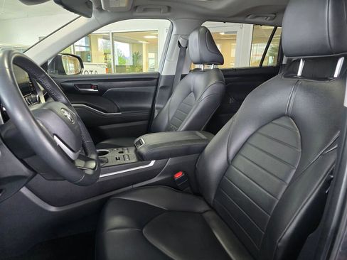 Used 2024 Toyota Highlander XLE AWD/4WD image 22