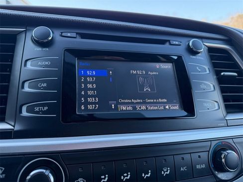 Used 2015 Toyota Highlander LE image 17