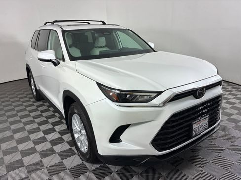 Used 2024 Toyota Grand Highlander AWD image 3