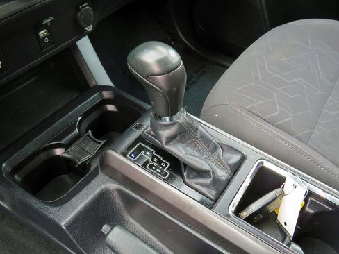 Used 2017 Toyota Tacoma TRD Off-Road image 27