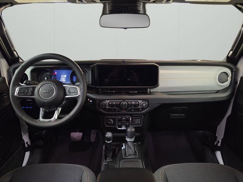 Used 2025 Jeep Wrangler Unlimited Sahara AWD/4WD image 16