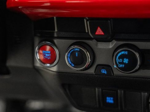 Used 2018 Toyota Tacoma TRD Off-Road image 24