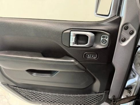 Used 2019 Jeep Wrangler Unlimited Sahara image 11