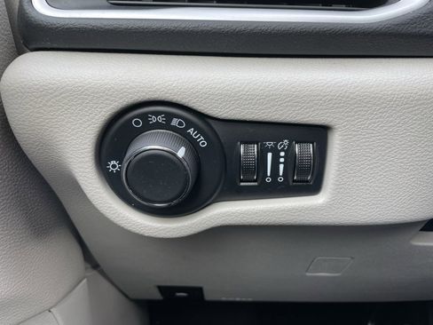 Used 2024 Chrysler Voyager LX image 45