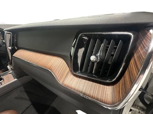 Used 2019 Volvo XC60 T5 Momentum w/ Multimedia Package AWD/4WD image 21