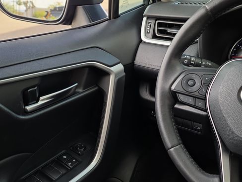 Used 2021 Toyota RAV4 XLE Premium image 28