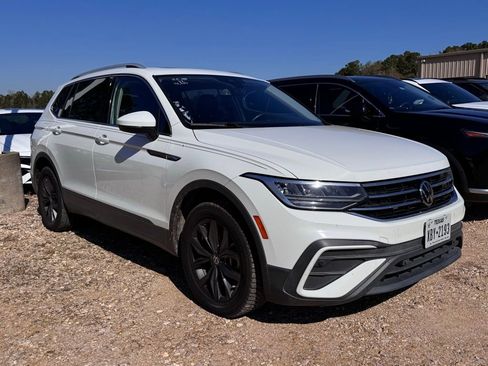 Used 2022 Volkswagen Tiguan SE w/ Panoramic Sunroof Package image 3