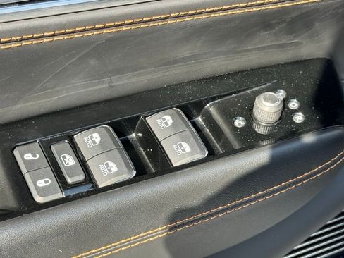 Used 2022 Jeep Grand Wagoneer Series III w/ Rear Seat Video Group 1 AWD/4WD image 18