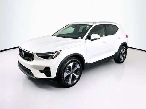 Used 2025 Volvo XC40 B5 Plus image 3