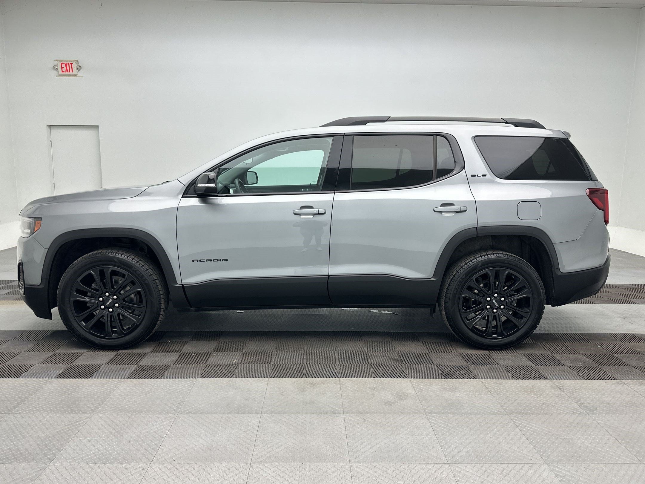 Certified 2023 GMC Acadia SLE w/ Driver Convenience Package AWD/4WD image 2