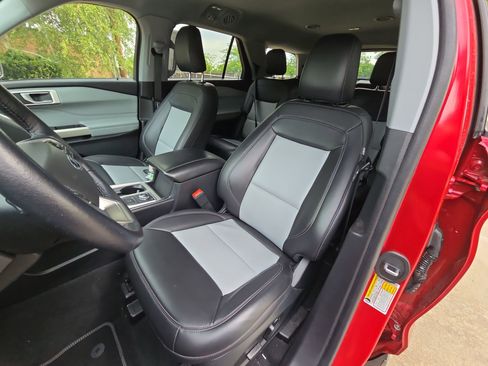 Used 2022 Ford Explorer XLT w/ Equipment Group 202A image 11