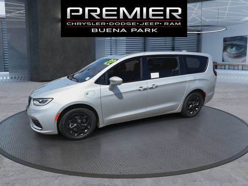 Used 2022 Chrysler Pacifica Limited w/ Uconnect Theater Family Group FWD image 4