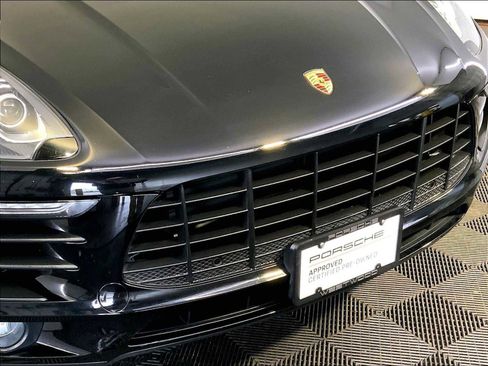 Certified 2018 Porsche Macan AWD/4WD image 34