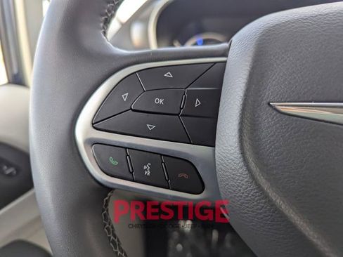 Used 2024 Chrysler Pacifica Select image 17