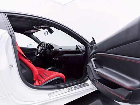 Used 2018 Ferrari 488 GTB RWD image 41