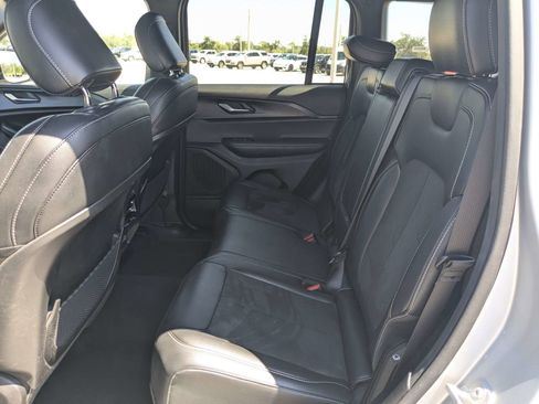 Used 2025 Jeep Grand Cherokee Altitude AWD/4WD image 19