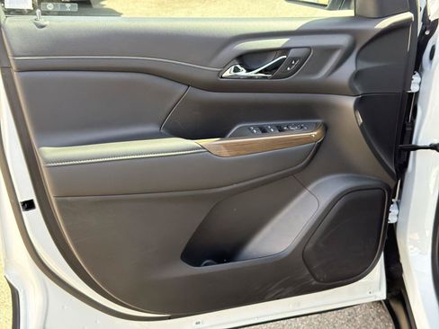 Used 2023 GMC Acadia SLE FWD image 20