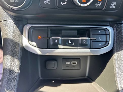 Used 2023 GMC Acadia SLE w/ Driver Convenience Package FWD image 15