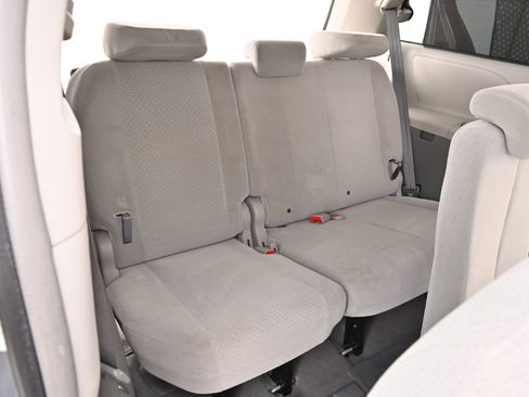 Used 2011 Toyota Sienna LE w/ Towing Pkg image 16