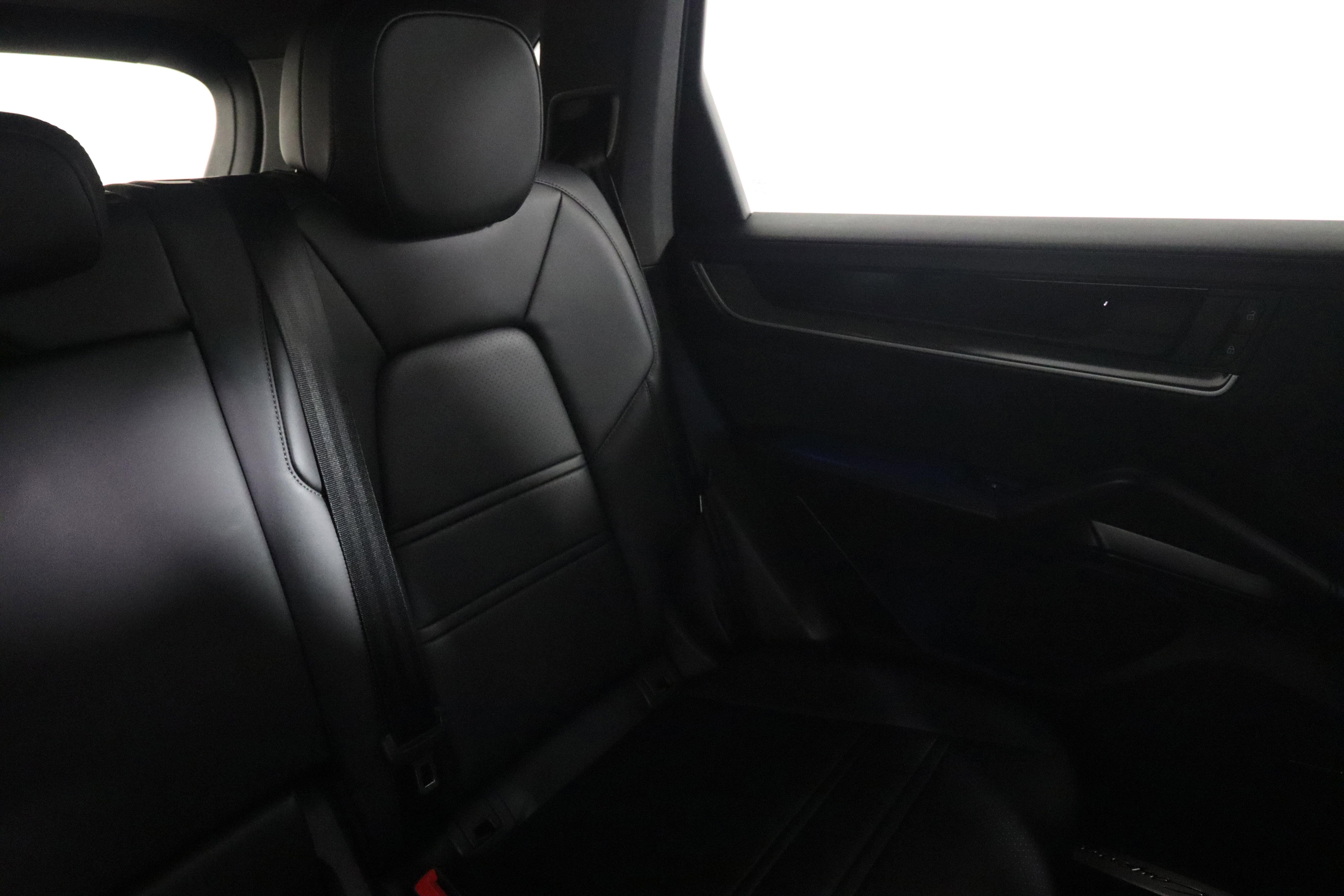 Used 2025 Porsche Cayenne S AWD/4WD image 17
