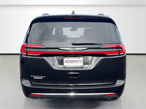 Used 2022 Chrysler Pacifica Touring-L image 6