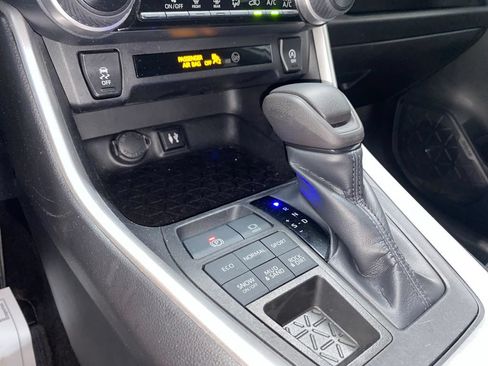 Used 2019 Toyota RAV4 LE w/ Carpet Mat Package AWD/4WD image 19