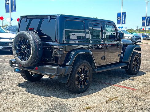 Used 2022 Jeep Wrangler Unlimited Sahara w/ Cold Weather Group AWD/4WD image 8