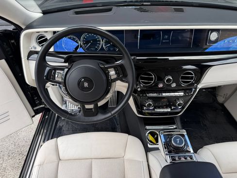 Used 2022 Rolls-Royce Phantom Sedan RWD image 36