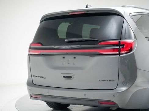 Used 2025 Chrysler Pacifica Limited FWD image 12