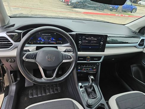 Used 2025 Volkswagen Taos SE AWD/4WD image 16