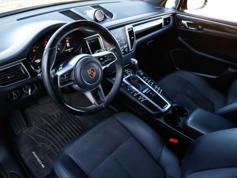 Used 2017 Porsche Macan AWD SPORT UTILITY 4DR WAGON image 3