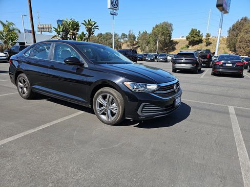 Used 2023 Volkswagen Jetta SE image 3