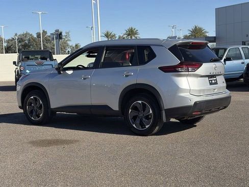 Used 2024 Nissan Rogue SV w/ SV Premium Package image 8