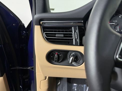 Certified 2025 Porsche Macan image 27