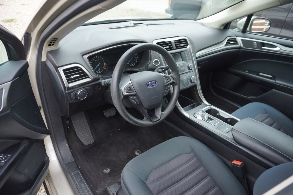 Used 2017 Ford Fusion SE FWD image 3