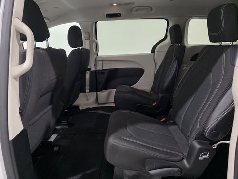 Used 2022 Chrysler Voyager LX image 10