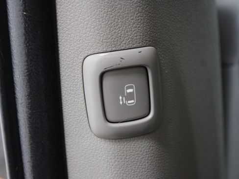 Used 2016 Kia Sedona LX w/ Option Group 020 FWD image 19